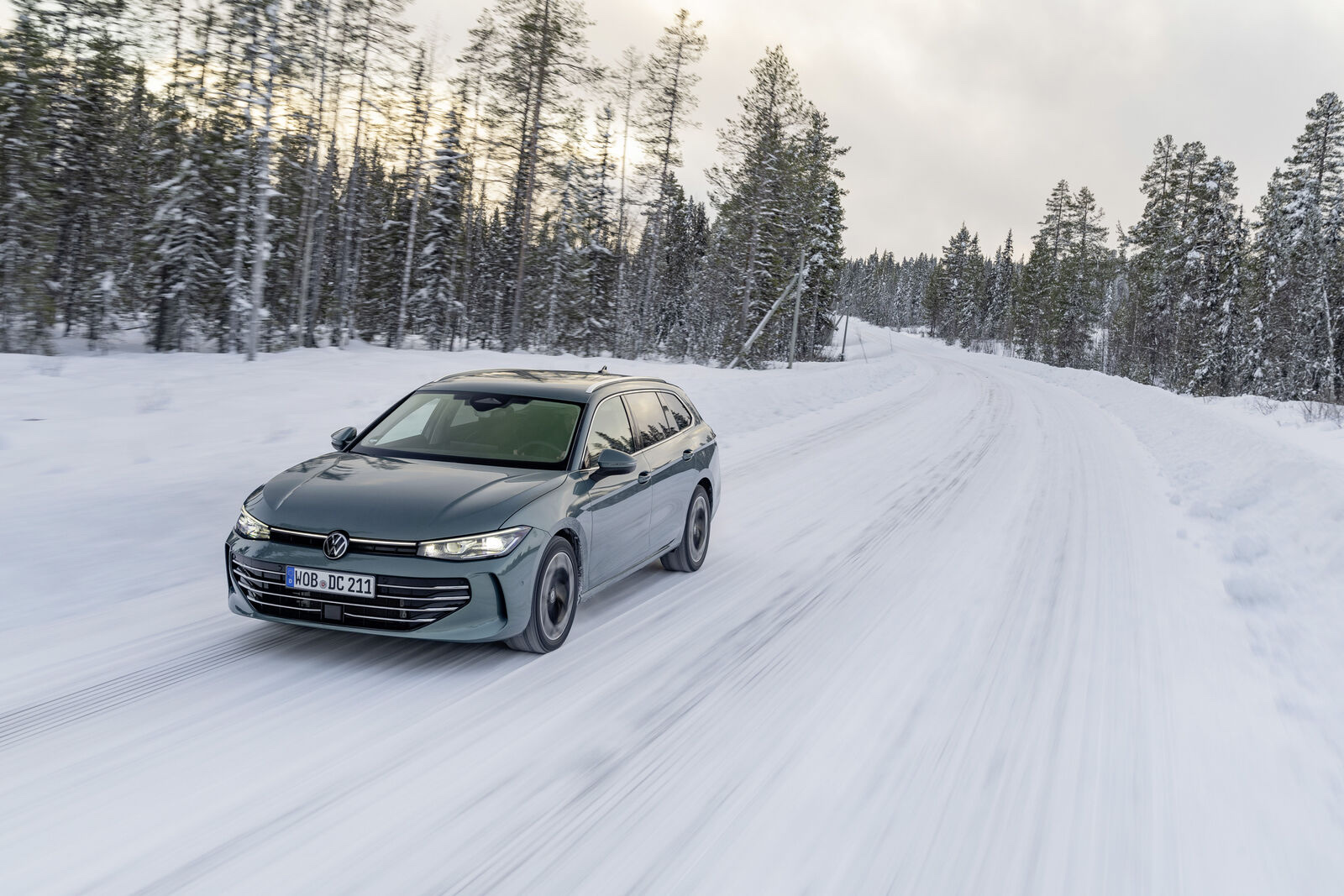 VW Passat Variant Kombi auf verschneiter Straße, Norwegen